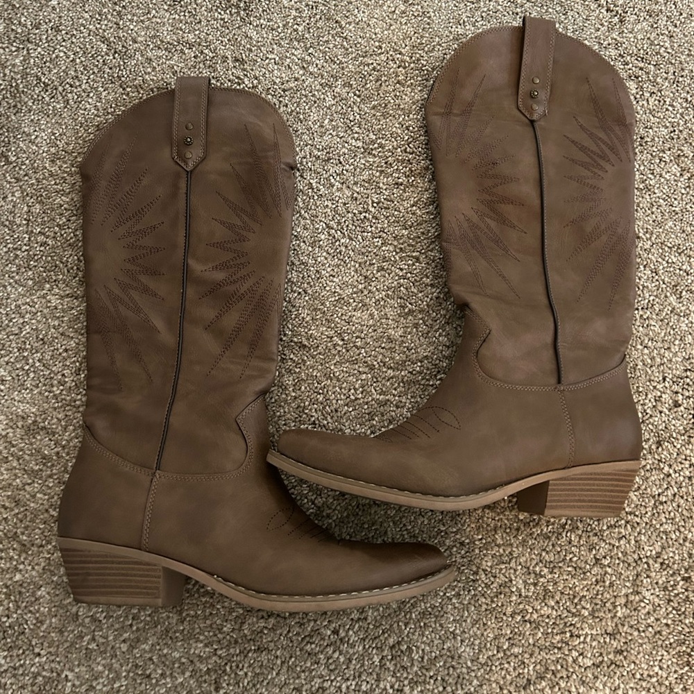 Cowgirl boots, dark brown, size 8